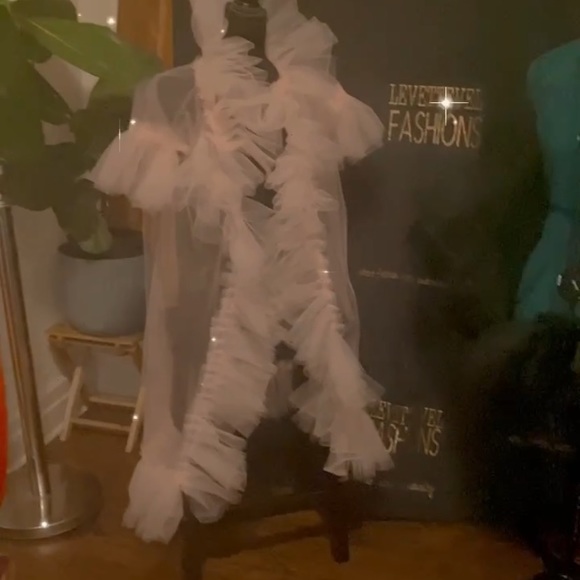 Pink robe ….one size. Fits most - Picture 3 of 5